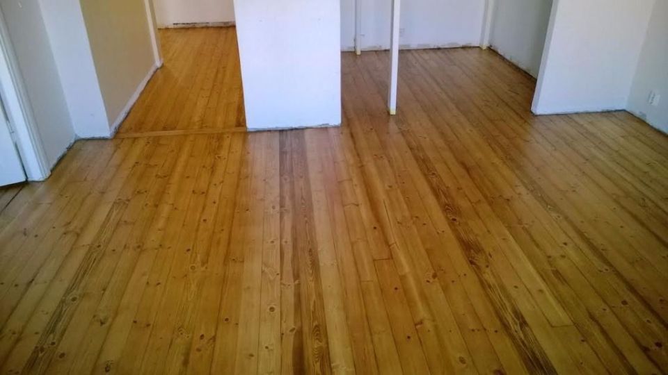 Vanha, kiillotettu parketti